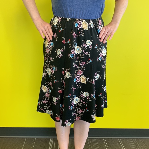3/25$ Floral stretch skirt - Picture 2 of 8